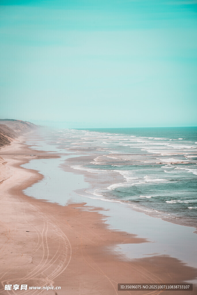 美麗海灘與海浪景觀