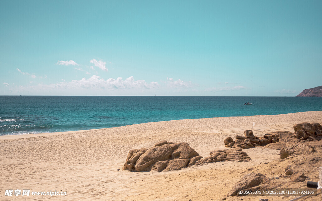 美麗海灘與湛藍(lán)大海