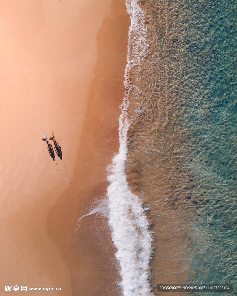 沙灘漫步的兩人與海浪