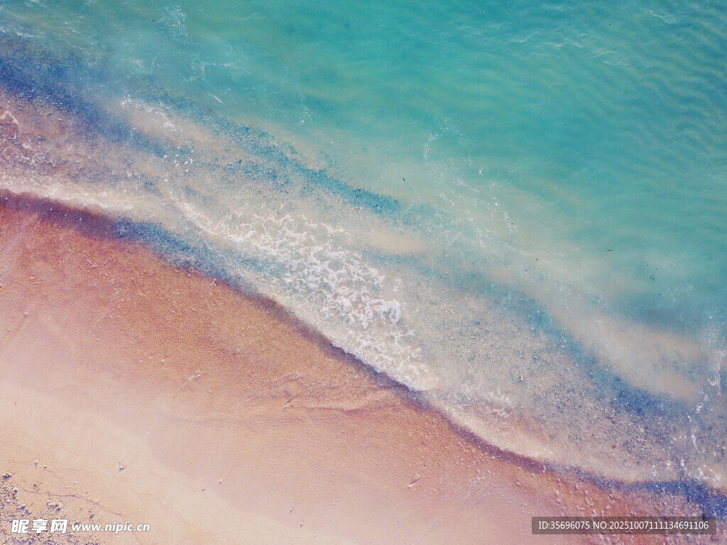 海邊沙灘與海浪的美麗景致