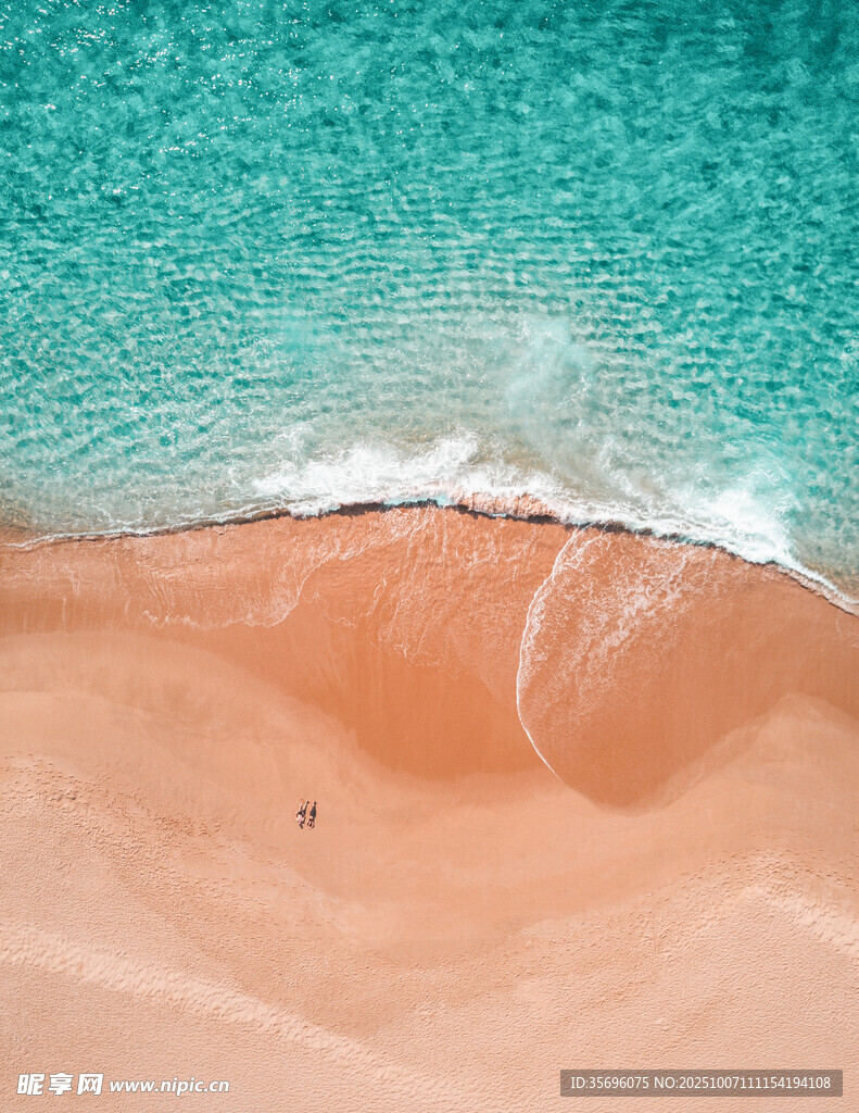 俯瞰沙灘與碧藍(lán)海水