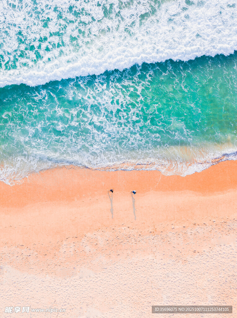 漫步沙灘的浪漫海景