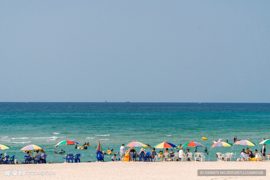 熱鬧的海濱沙灘景象