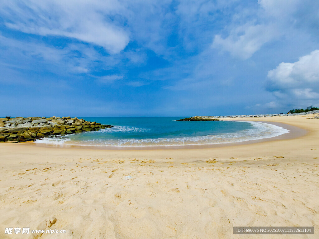 美麗沙灘與蔚藍(lán)大海景觀