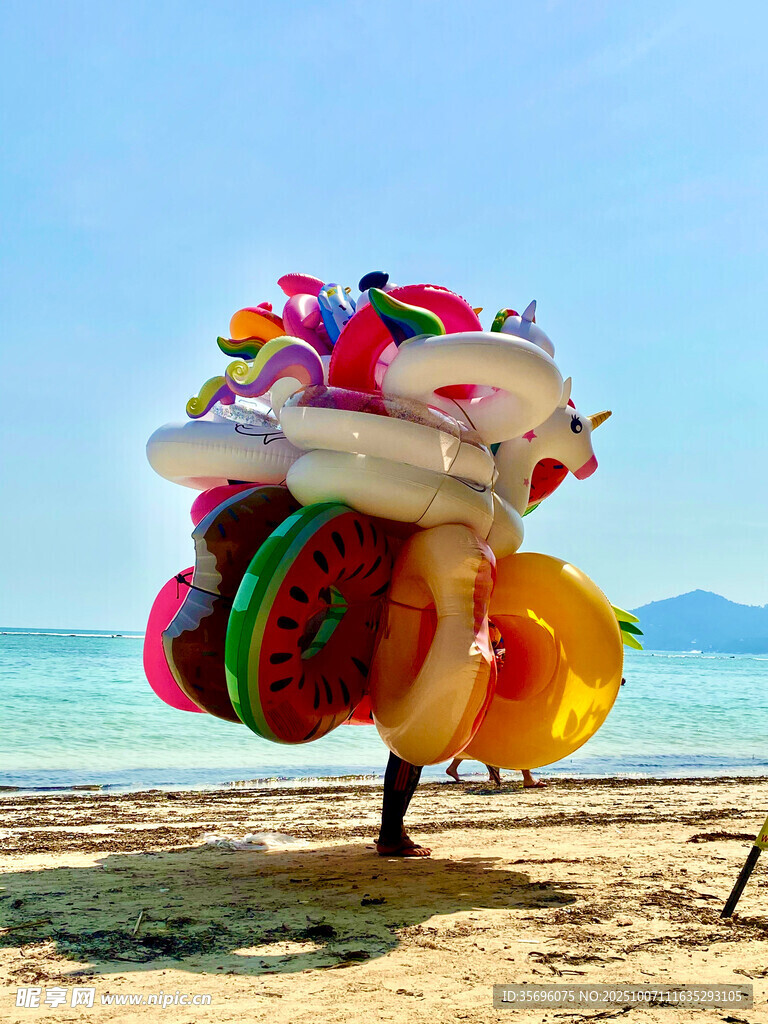 海灘上的多彩充氣玩具堆疊
