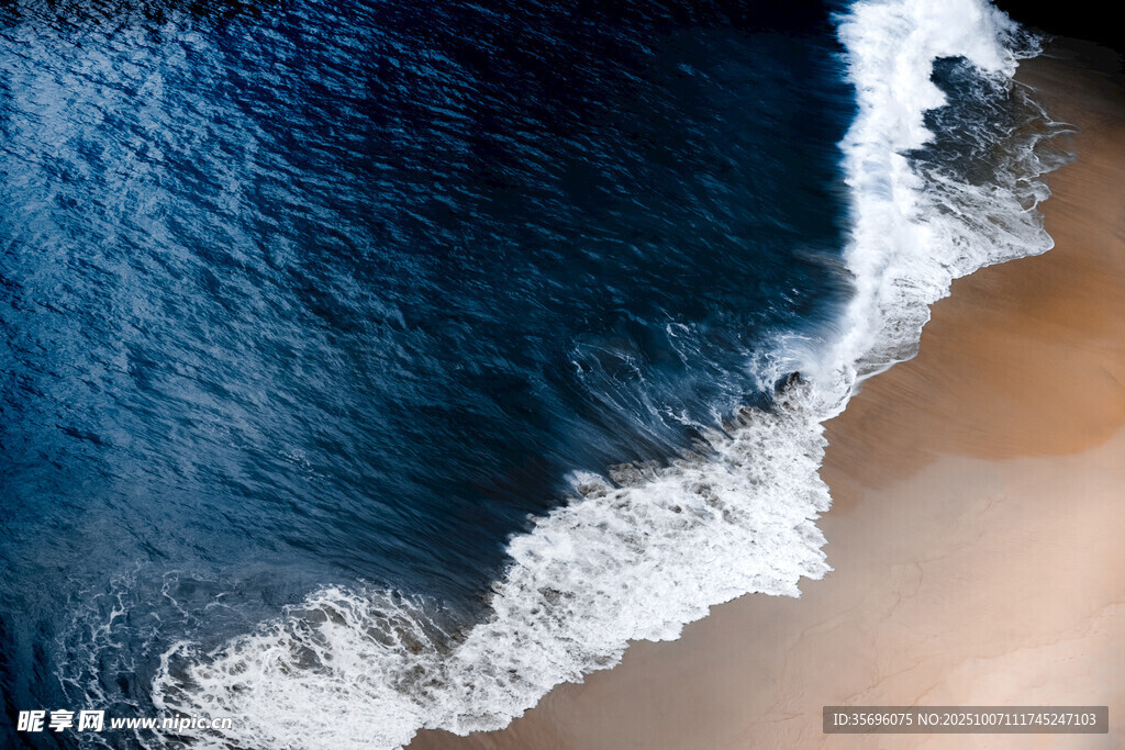 海浪拍打沙灘的美麗景象
