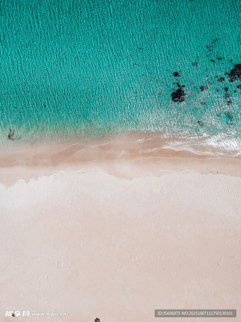 美麗的海灘與碧藍海水