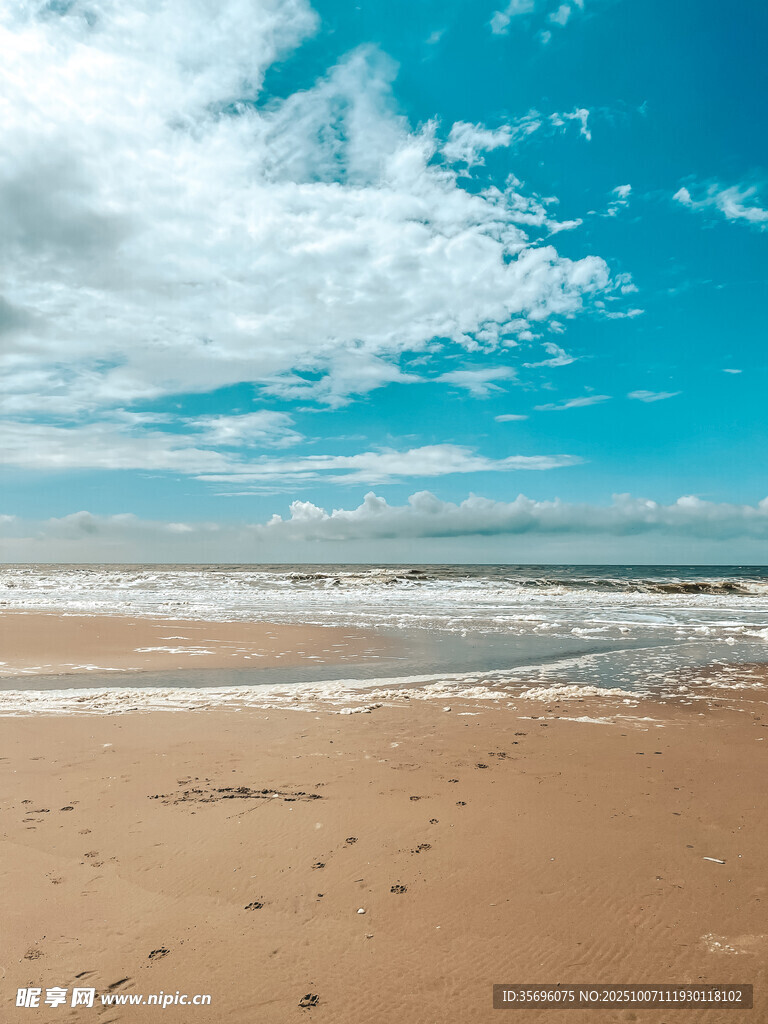 藍(lán)天沙灘海浪的海濱風(fēng)光