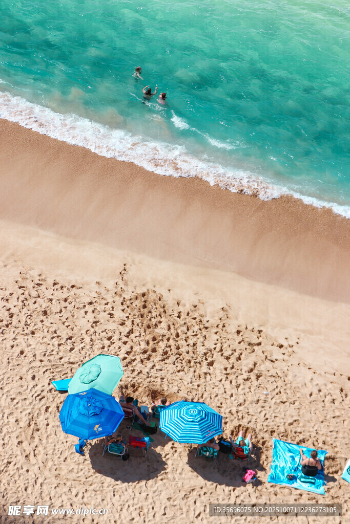 沙灘上的遮陽傘與海景