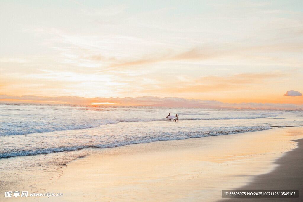 夕陽下的浪漫海灘景象