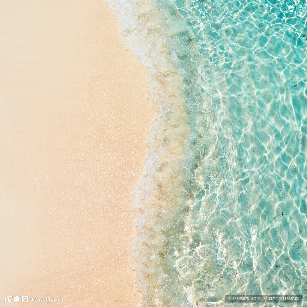 海邊沙灘與輕柔海浪景象