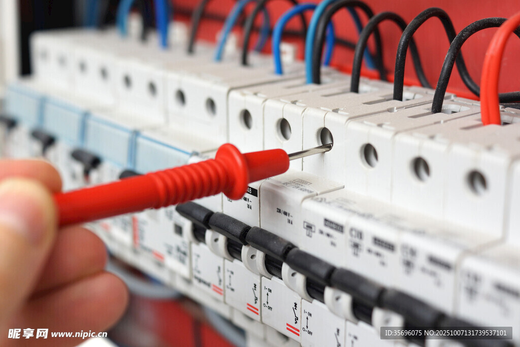電工檢修電路操作場景