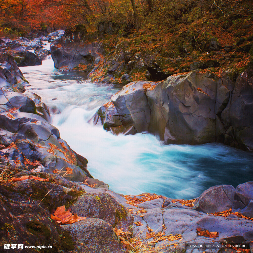 秋日山間湍急溪流美景