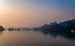 日暮湖景遠(yuǎn)山靜水相依