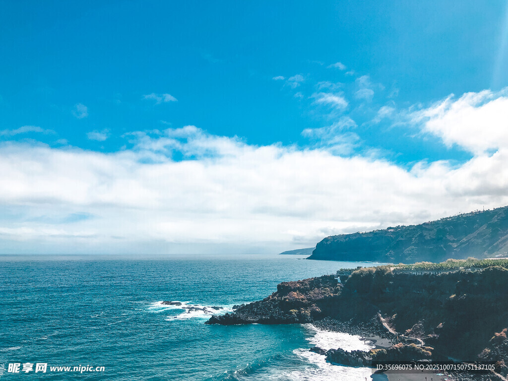 碧海藍(lán)天的海岸風(fēng)光