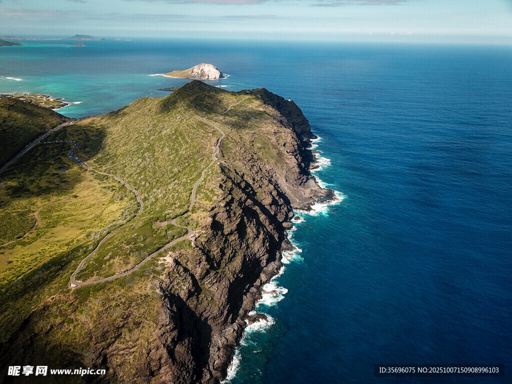 海岸風(fēng)光青山碧海的壯麗景致
