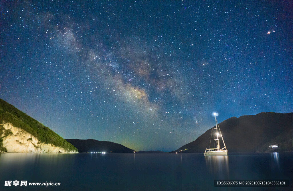 海上星空夜景下的靜謐之美