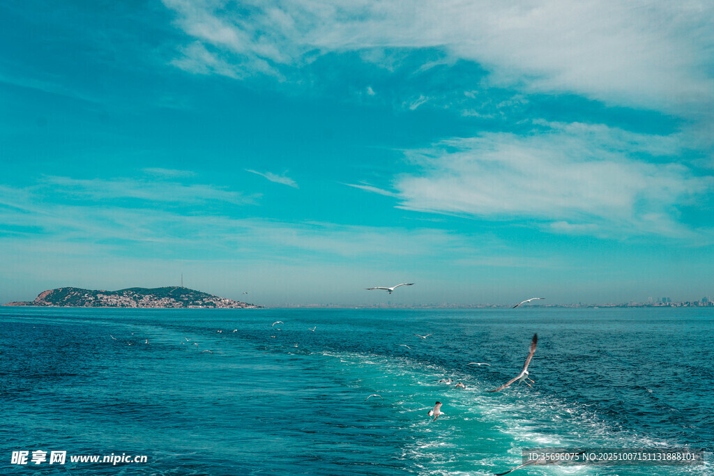 海上行舟藍天碧海美景