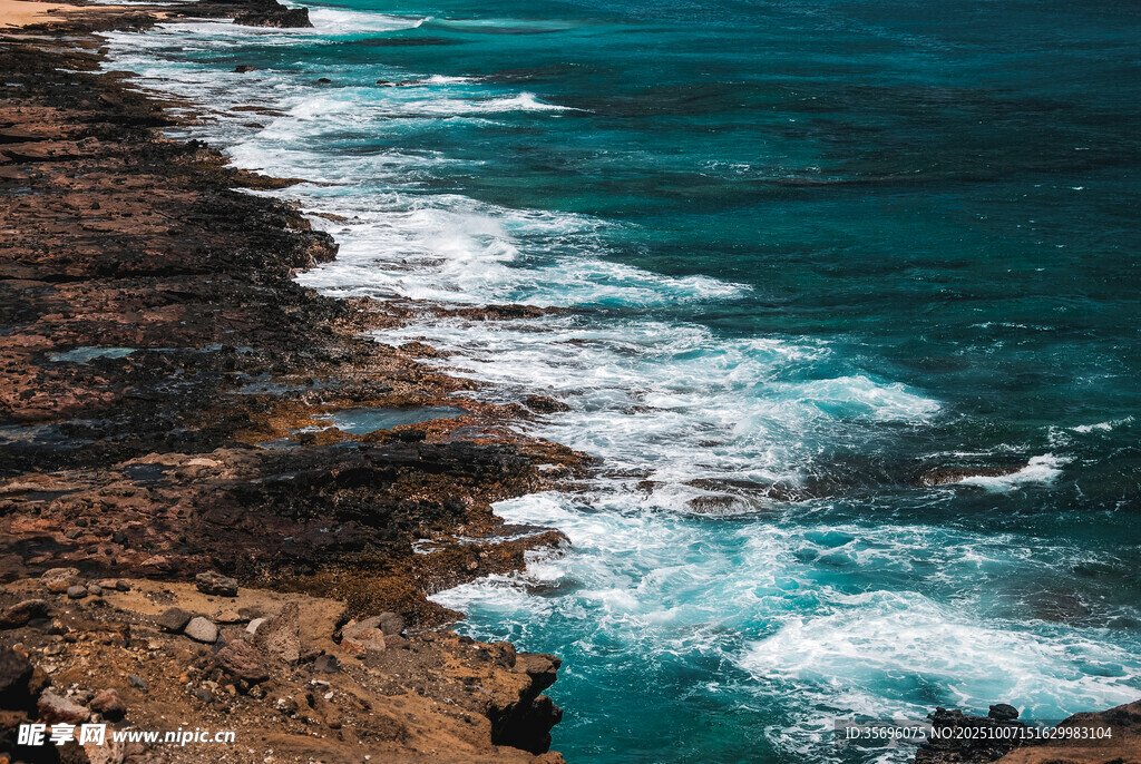 海岸邊翻涌的藍(lán)色海浪