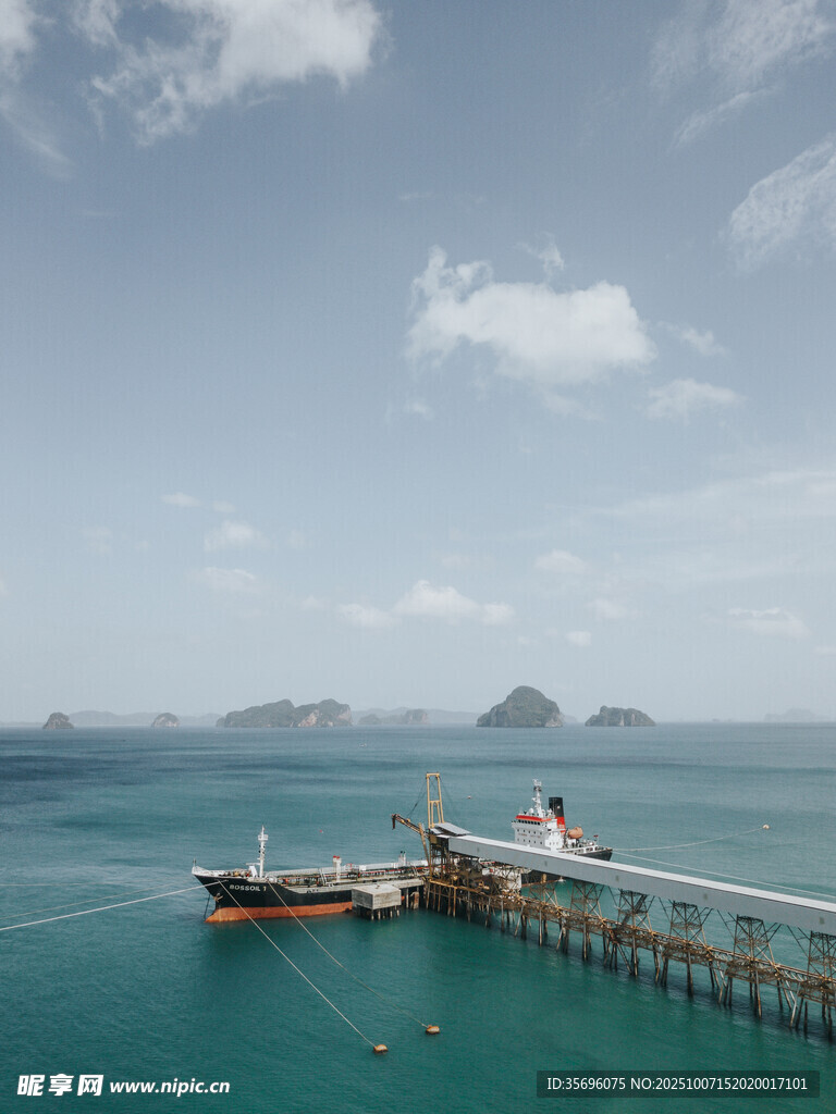 海邊棧橋伸向碧藍(lán)大海
