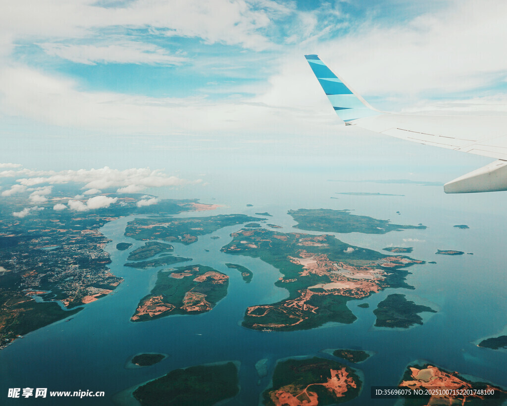 高空俯瞰島嶼與飛機