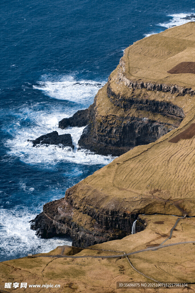 海岸邊的嶙峋巖石與海浪