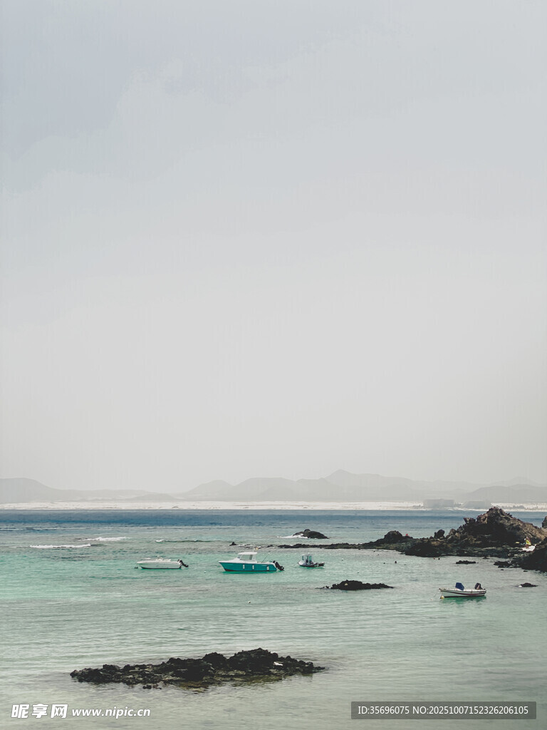 寧靜海景中的幾葉扁舟