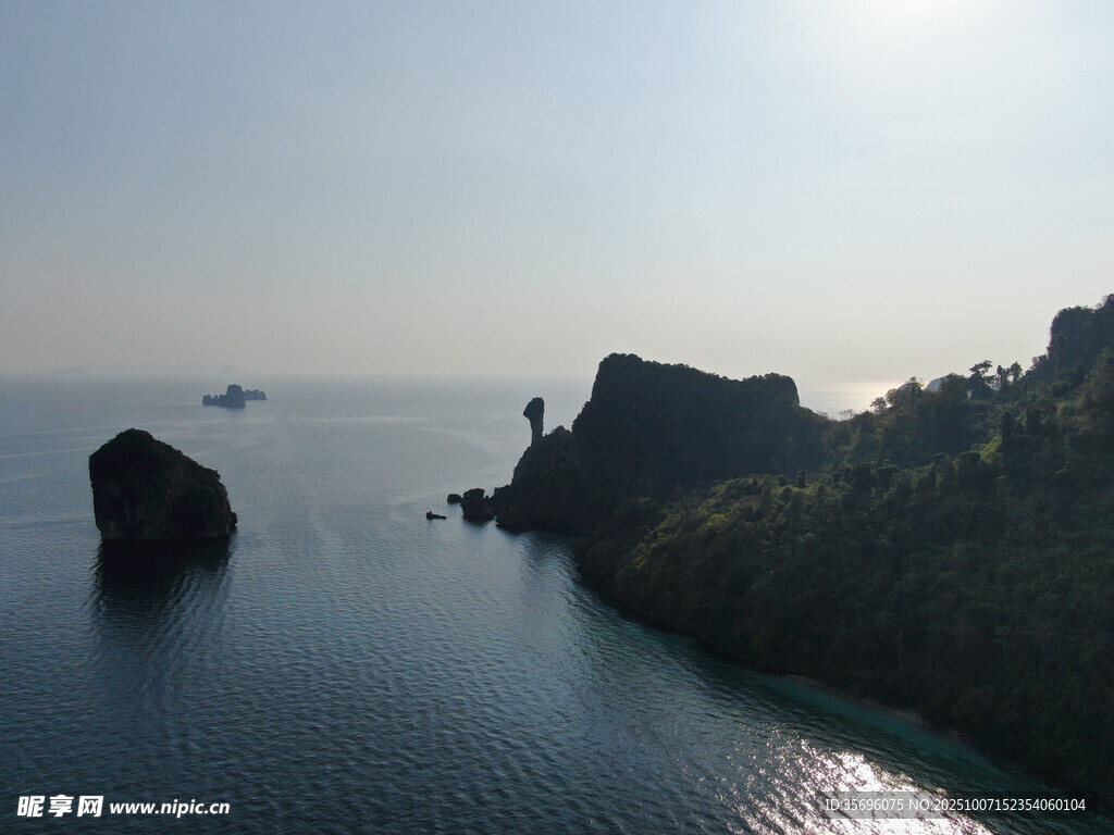 海上礁石景觀陽(yáng)光照耀
