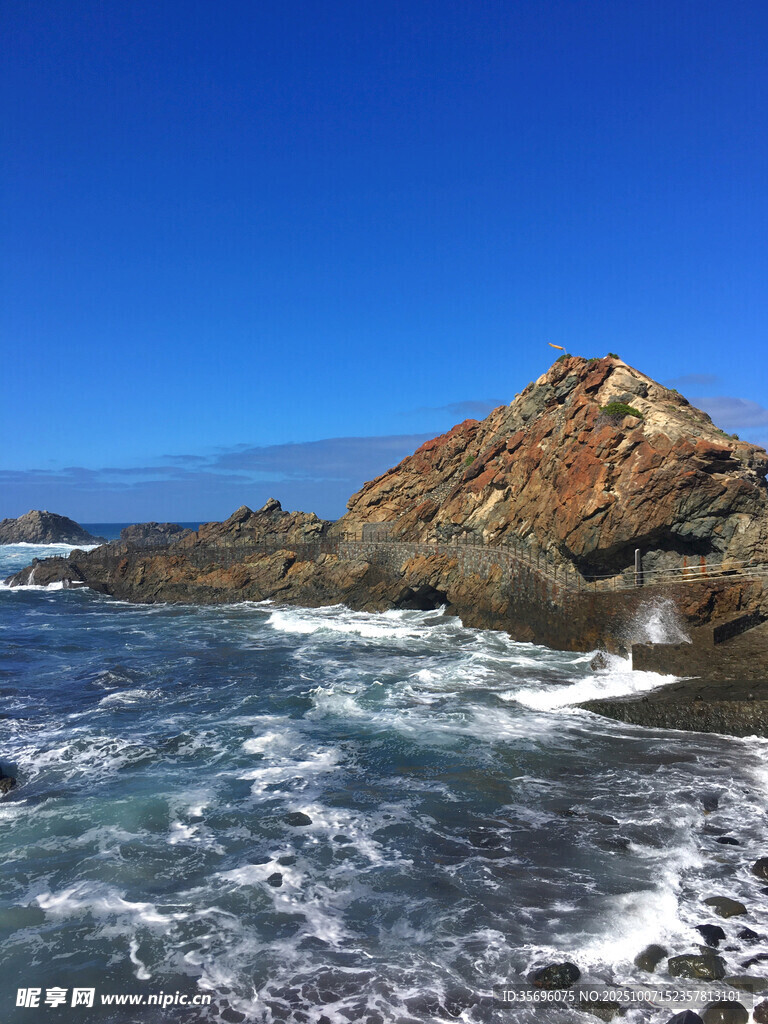 海邊嶙峋礁石與翻涌海浪