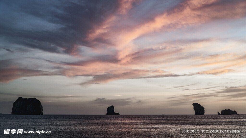 海邊日落時(shí)分的壯麗景色