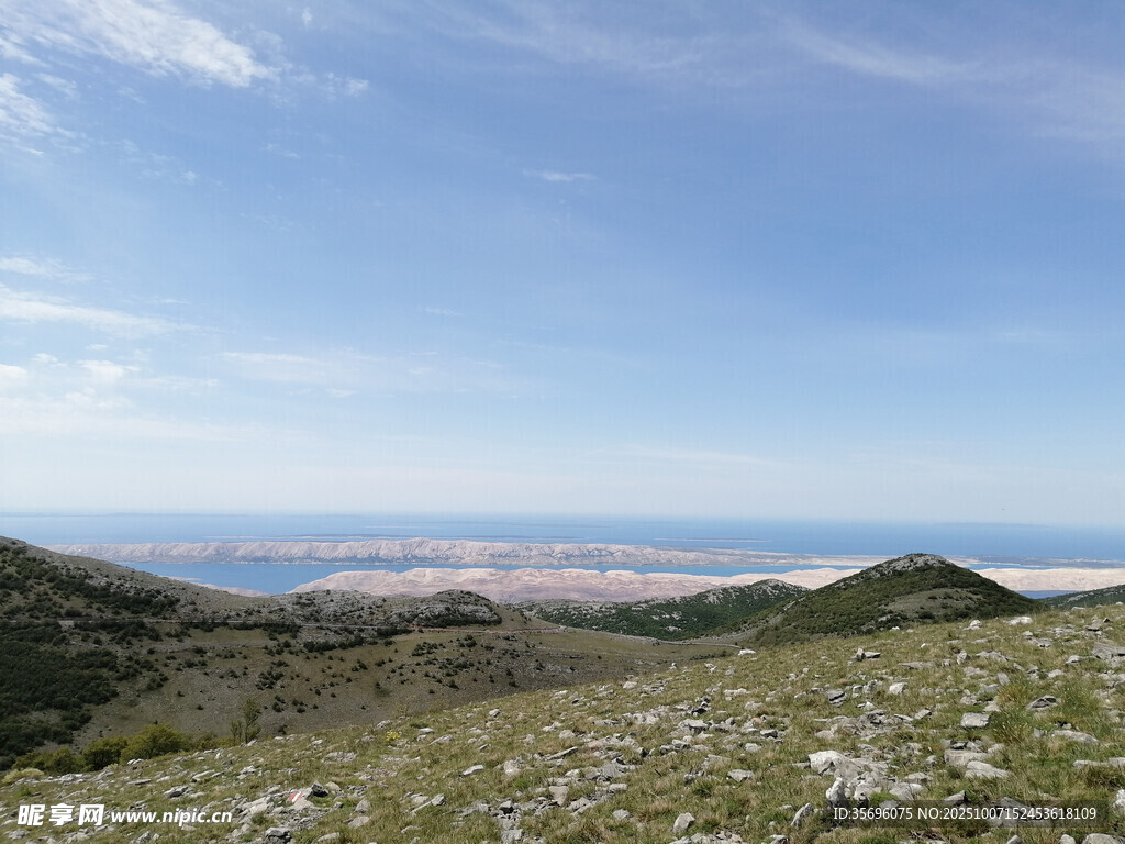 山巔遠(yuǎn)眺的開(kāi)闊海景
