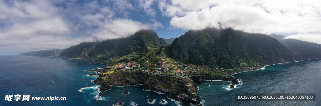 海上孤嶼云霧繚繞之景