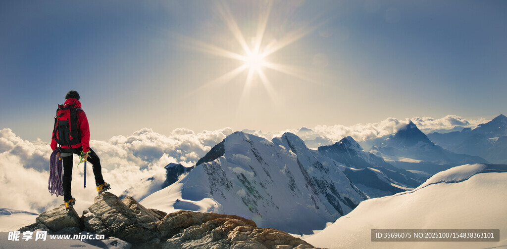 登山者于雪山之巔賞景