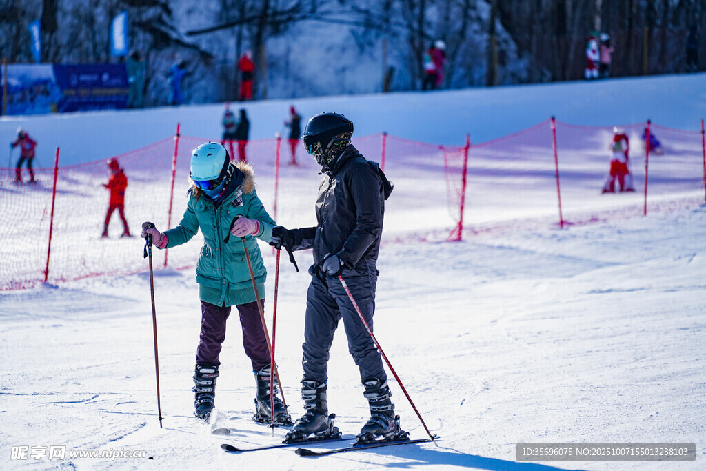 雪地中兩人滑雪裝備齊全