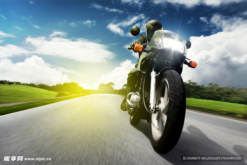 公路上的摩托車(chē)騎行風(fēng)景