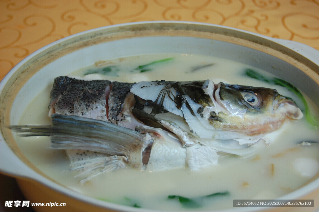 奶白色魚頭湯特寫