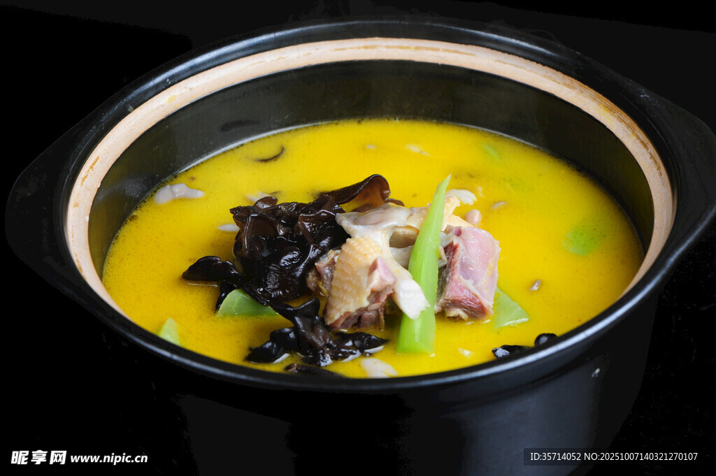 金黃濃湯燉菜食材豐富