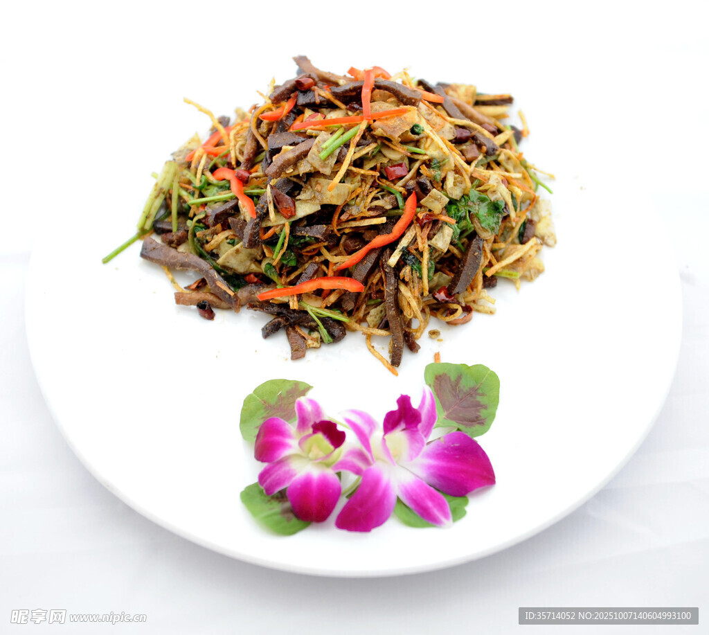 蘭花點(diǎn)綴的五彩涼拌菜