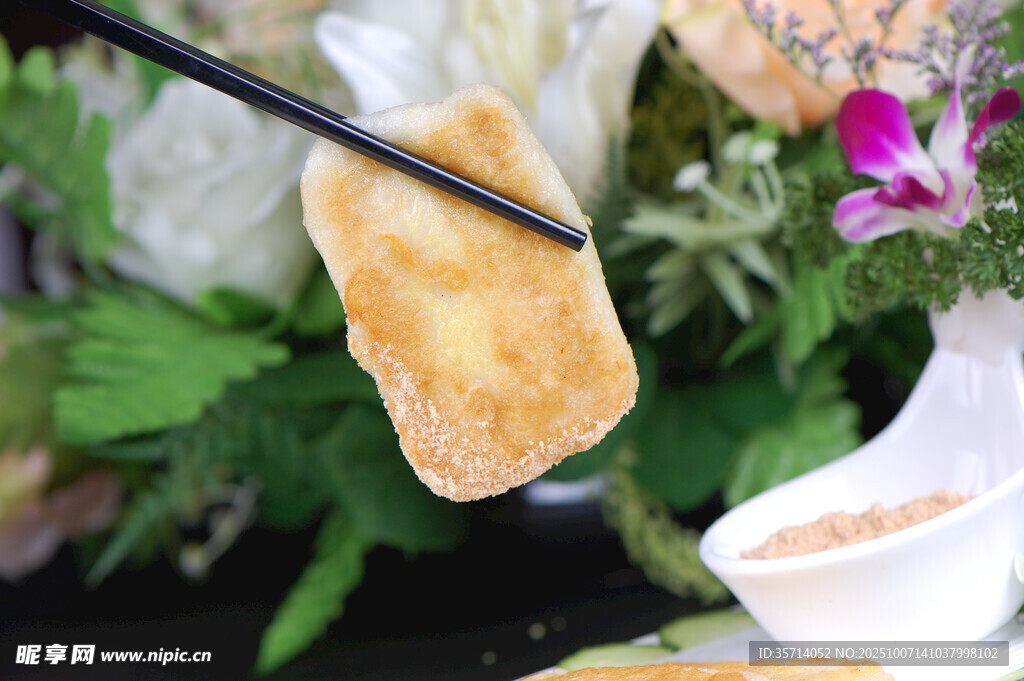 筷子夾起的美味金黃糕點(diǎn)