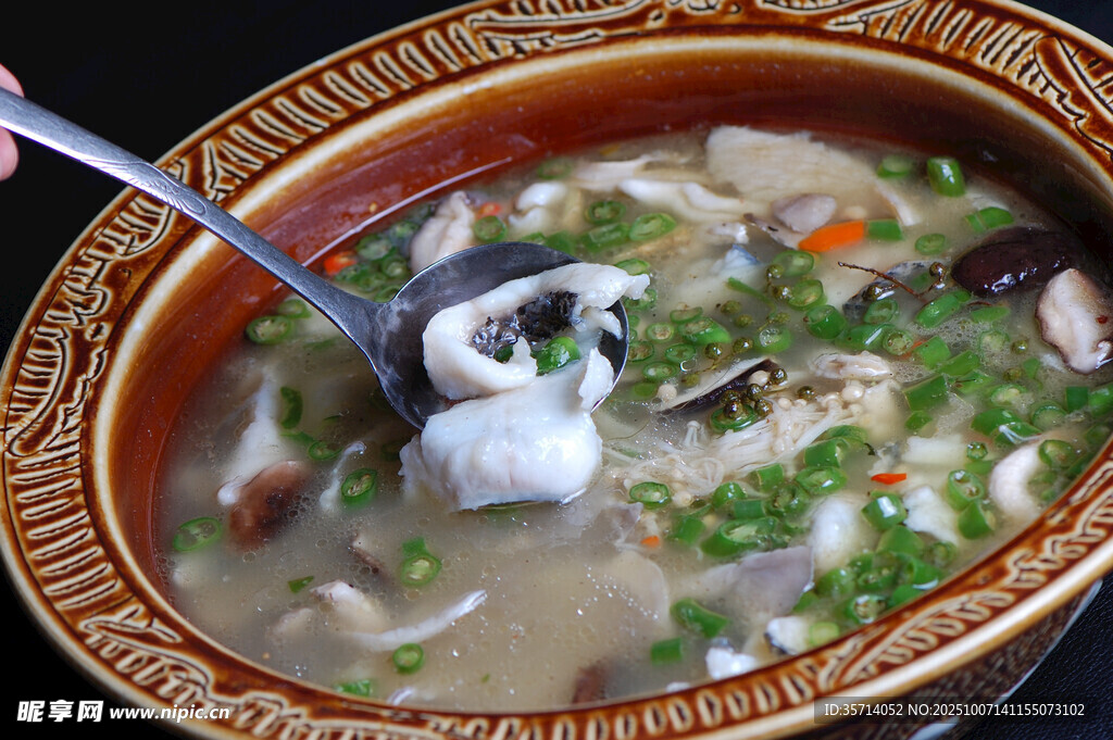 美味魚湯盛于古樸碗中