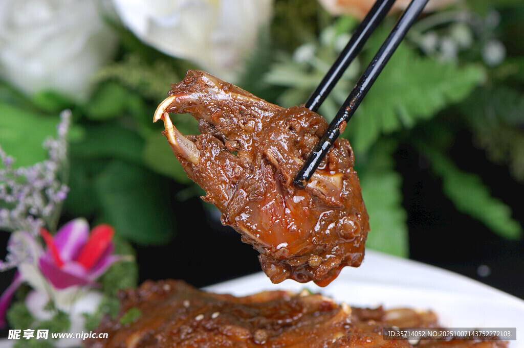 美味醬牛肉筷子夾起瞬間