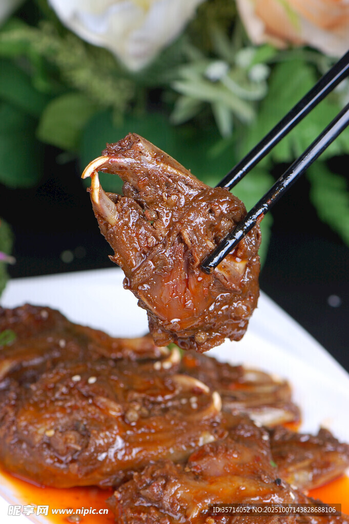 筷子夾起美味紅燒牛肉