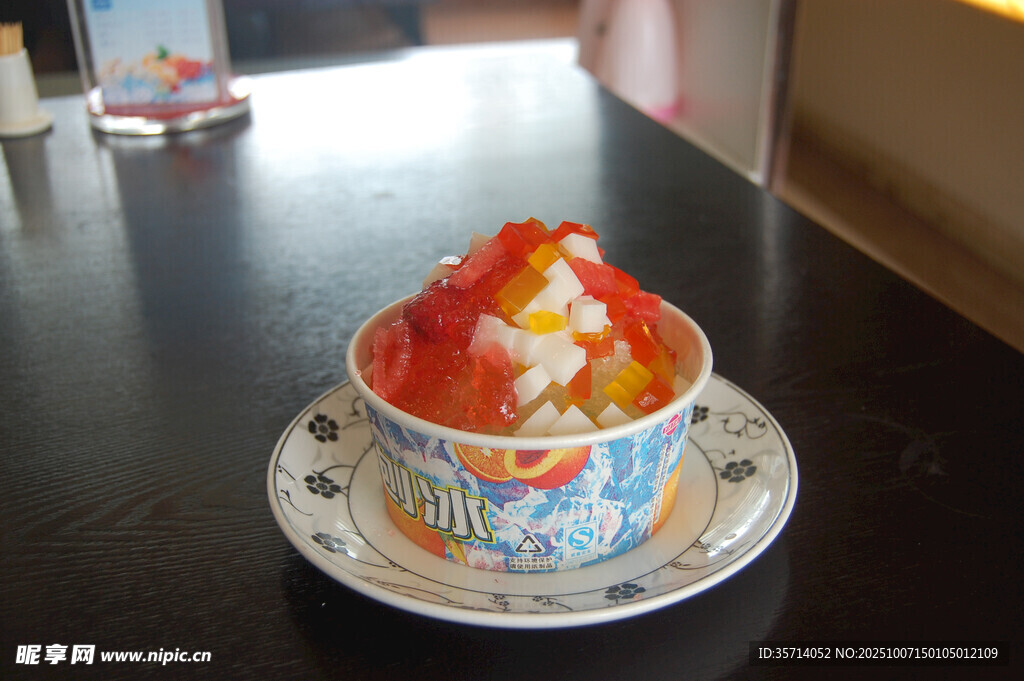 草莓裝飾的精致美味甜點(diǎn)