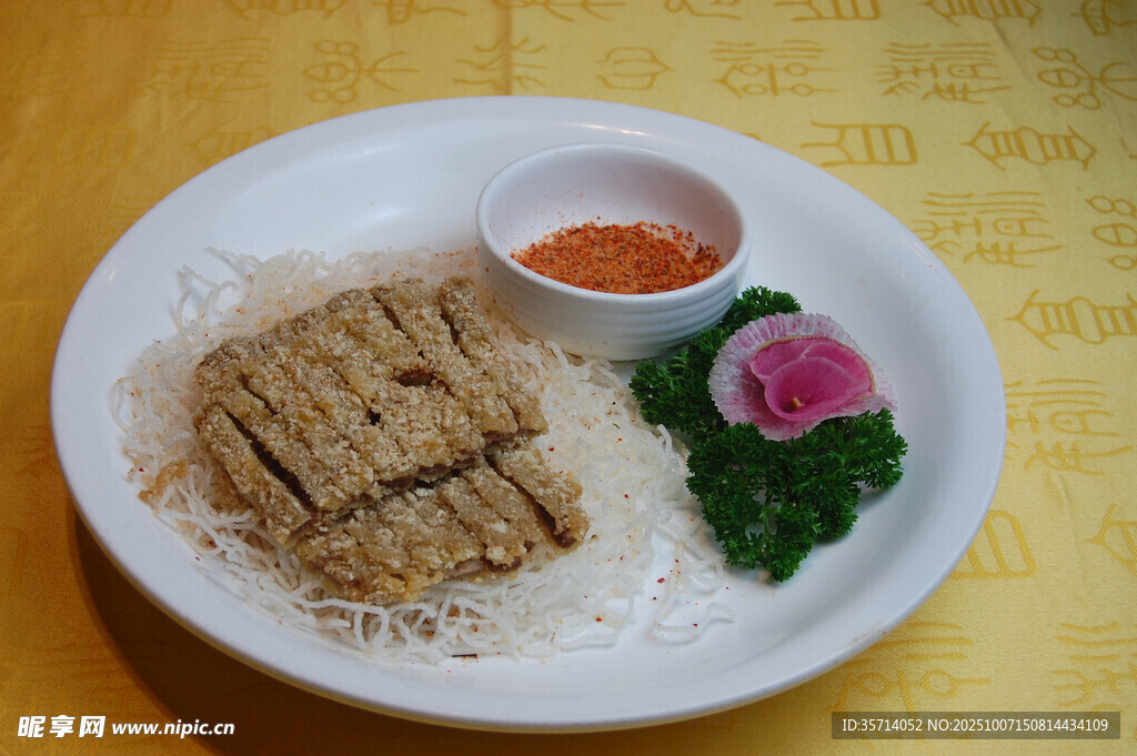 美味雞肉飯配精致小菜