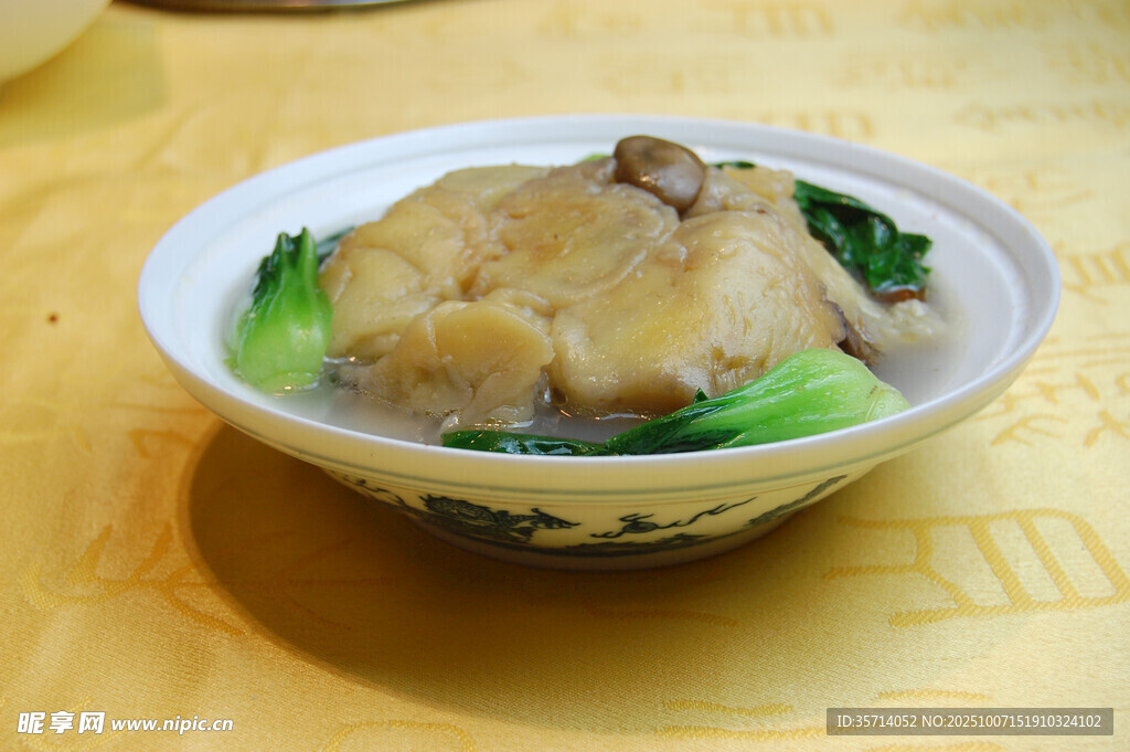 美味燉蹄膀配青菜