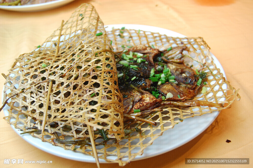 竹編網(wǎng)兜裝的美味菜肴