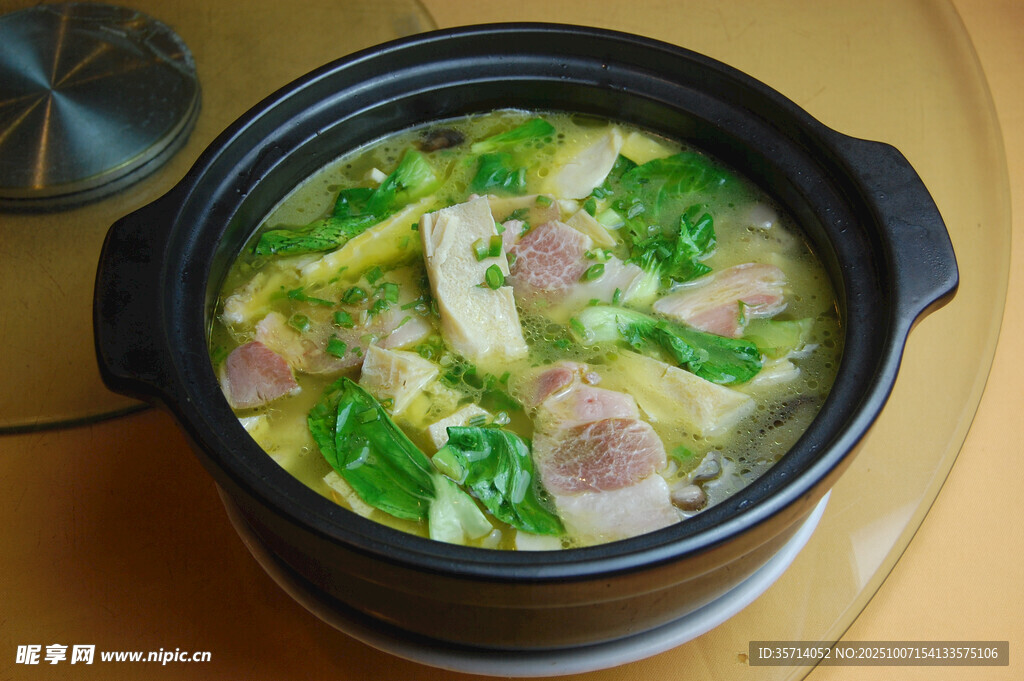 砂鍋時(shí)蔬肉丸湯