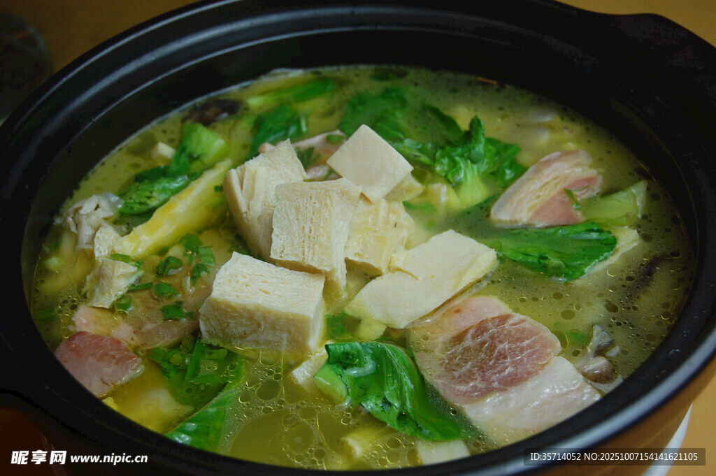 豆腐蔬菜燉肉美味湯品