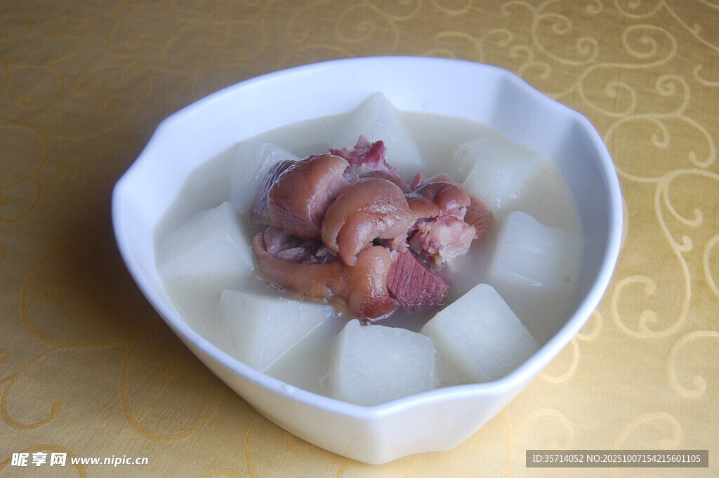 蘿卜燉豬蹄湯