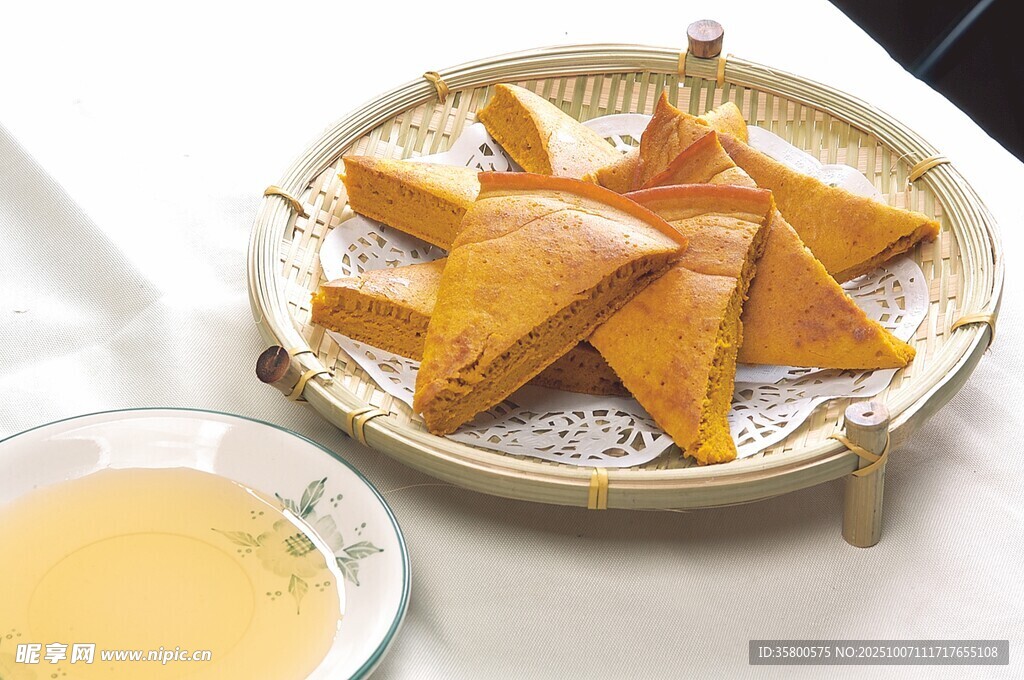 美味炸春卷搭配金黃湯汁
